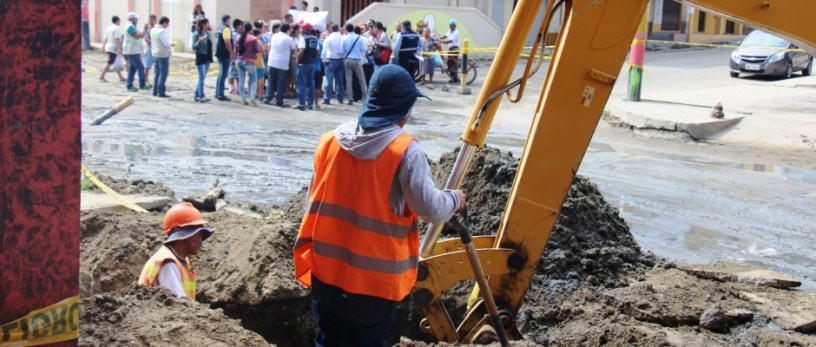 Limpian una alcantarilla sanitaria en la Parroquia Los Esteros de Manta. Manabí, Ecuador.