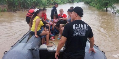 La Policía Nacional rescata de una inundación fluvial a una familia. Manabí, Ecuador.