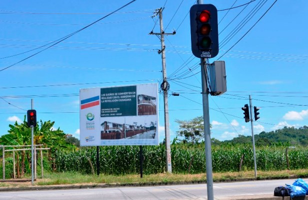 Semáforos instalados para regular el tránsito de la vía Chone-Flavio Alfaro, en el sitio San Andrés de Chone. Manabí, Ecuador.