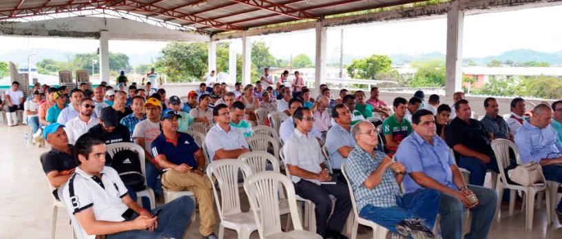 Reunión de agricultores, ganaderos y agrotécnicos para escuchar charlas de fomento agropecuario en Chone. Manabí, Ecuador.