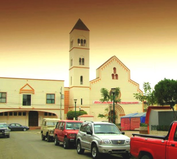 Vista frontal del templo de San Cayetano en la ciudad de Chone. Manabí, Ecuador.