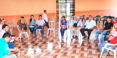 Representantes de la Unión de Asociaciones Agroproductivas de Chone, reunidos discutiendo el proyecto de estatuto gremial. Manabí, Ecuador.