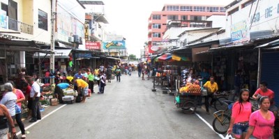 Avenida 109 de Tarqui, antes del terremoto de abril 2016. A la derecha se halla el edificio INALCA. Manabí, Ecuador.