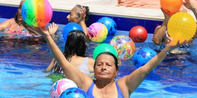 Señoras de la Tercera Edad toman un baño de acuaterapia, en el Patronato municipal de Manta. Manabí, Ecuador.
