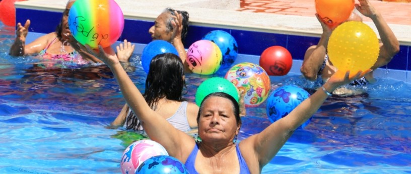 Señoras de la Tercera Edad toman un baño de acuaterapia, en el Patronato municipal de Manta. Manabí, Ecuador.