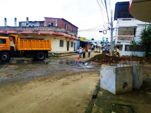 Agua sucia derramada sobre una calle del Barrio Jocay de Manta. Manabí, Ecuador.