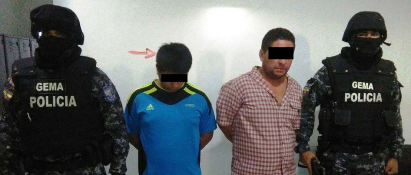 Dos detenidos por robo en Manta, custodiados por policías. Manabí, Ecuador.