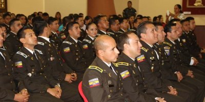 Miembros de la Policía Nacional del Ecuador, ascendidos de grado en Manabí.