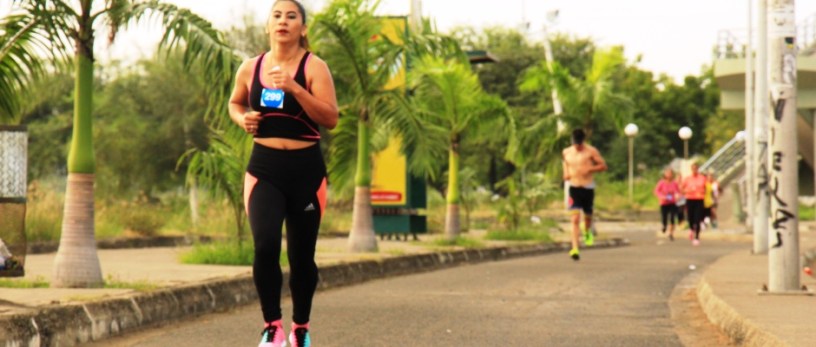 Atletas prueban la Ruta del Pacífico en la ciudad de Manta. Manabí, Ecuador.