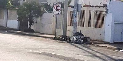 Basura acumulada frente a unas viviendas en Manta. Manabí, Ecuador.
