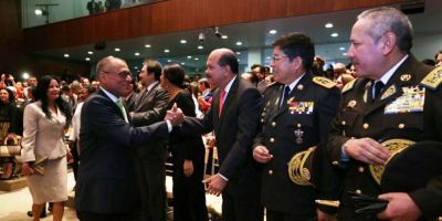 Carlos Bergmann Reyna y Jorge Glas Espinel saludan en la ASamblea Nacional del Ecuador, en Quito.