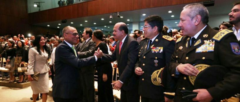 Carlos Bergmann Reyna y Jorge Glas Espinel saludan en la ASamblea Nacional del Ecuador, en Quito.