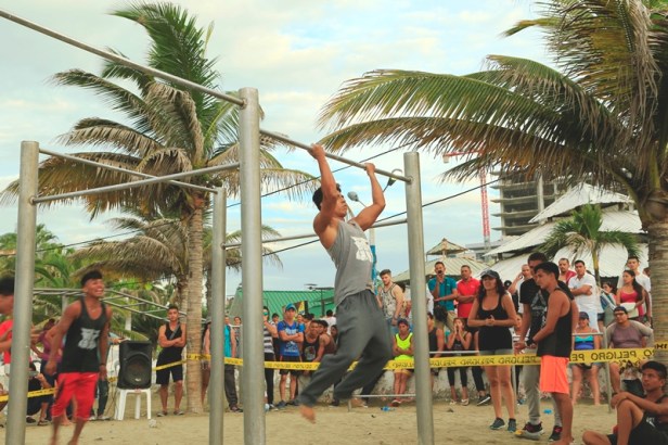 Jóvenes practican calistenia en la moderna cancha inaugurada el sábado 29 de abril 2017 en la playa de El Murciélago, Manta. Manabí, Ecuador.