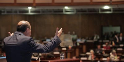 Carlos Bergmann Reyna habla ante la Asamblea Nacional del Ecuador, en Quito.