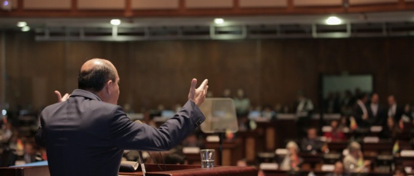 Carlos Bergmann Reyna habla ante la Asamblea Nacional del Ecuador, en Quito.