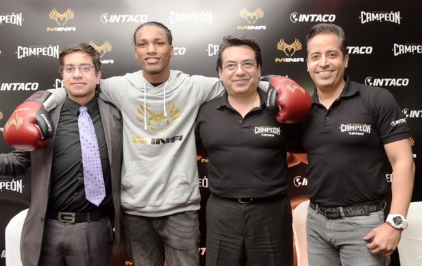 El boxeador ecuatoriano Carlos Mina posa junto a su representante y a personeros de la empresa INTACO que patrocina su entrenamiento en Estados Unidos. Guayaquil, Ecuador.