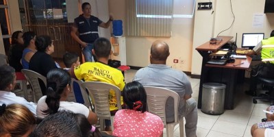 Un servidor policial ofrece una charla contra la violencia intrafamiliar, en el Barrio Rancho Ronald de El Carmen. Manabí, Ecuador.