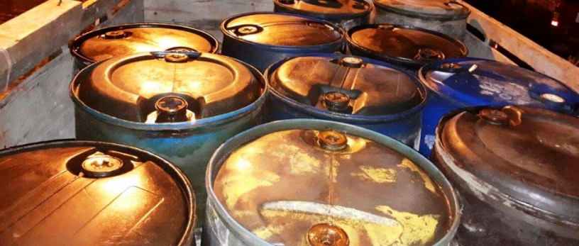 Canecas llenas de combustible líquido, incautado por la Policía Nacional en un sitio próximo a Bahía de Caráquez. Manabí, Ecuador.