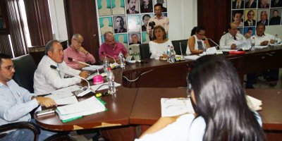El Concejo cantonal de Chone durante la sesión que conoció el pedido de la CNEL, de un lote de tierra para construir un Centro de Servicios en la ciudad. Manabí, Ecuador.