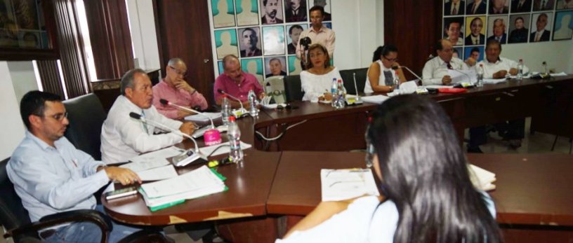 El Concejo cantonal de Chone durante la sesión que conoció el pedido de la CNEL, de un lote de tierra para construir un Centro de Servicios en la ciudad. Manabí, Ecuador.