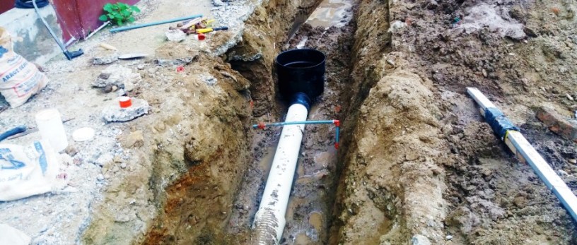 Colector de aguas servidas, en construcción, Barrio Jocay de Man ta. Manabí, Ecuador.