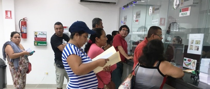 Contribuyentes de Montecristi esperan turno frente a las venmtanillas de recaudación municipal. Manabí, Ecuador.