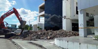 Derrocamiento de un edificio de la Función Judicial de Portoviejo. Manabí, Ecuador.