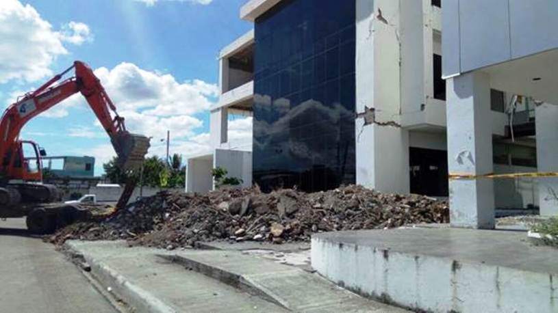 Derrocamiento de un edificio de la Función Judicial de Portoviejo. Manabí, Ecuador.