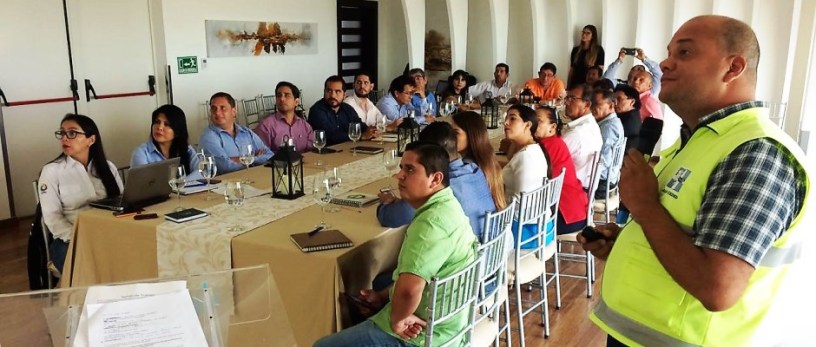 Ecuador Estratégico evalúa en Manta la reconstrucción de obras públicas dañadas por el terremoto de abril 2016.