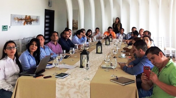 Reunión de Ecuador Estratégico con mandatarios municipales, directivos de la EPAM y directivos de empresas que reconstruyen las obras públicas de Manta. Manabí, Ecuador.