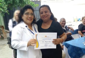 La enfermera Margarita Reyes recibe una Mención de Honor por su brillante trayectoria sirviendo en el Distrito de Salud 13D02. Manabí, Ecuador.