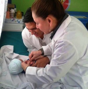 Rubén Zambrano, enfermero, junto a una colega suya asiste a un recién nacido en el Distrito de Salud 13D02. Manabí, Ecuador.