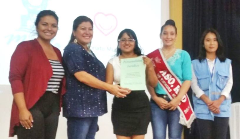 Acto con que el Patronato municipal de Manta entregó al gremio Mi Tienda Junto a Ti su estatuto constitutivo. Manabí, Ecuador.