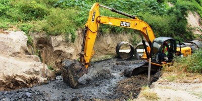 Cauce del Río Muerto, entre Manta y Montecristi. Destaponando un colector de aguas sucias. Manabí, Ecuador.