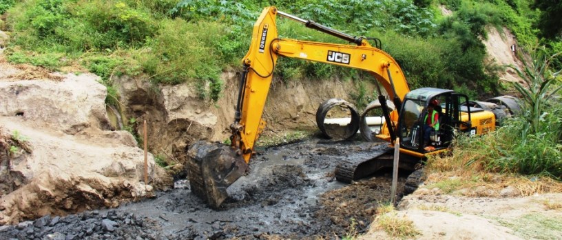 Cauce del Río Muerto, entre Manta y Montecristi. Destaponando un colector de aguas sucias. Manabí, Ecuador.