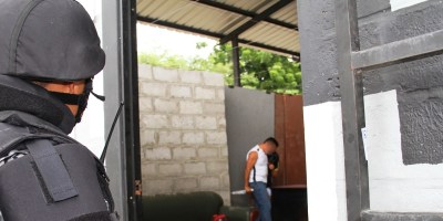 Dramatización del momento en que un hombre alucinado trataba de matar a su mujer en Montecristi. Manabí, Ecuador.
