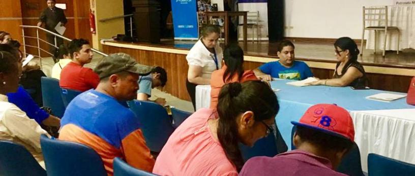 Feria de Inclusión Laboral Patronato de Manta, entrevistas trabajadores-empleadores. Manabí, Ecuador.