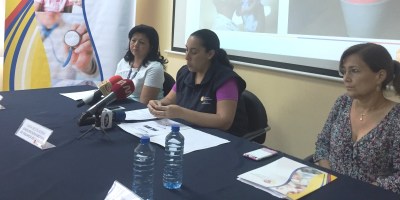 Funcionarias de Vigilancia de Salud, en una rueda de prensa celebrada en Manta. Manabí, Ecuador.