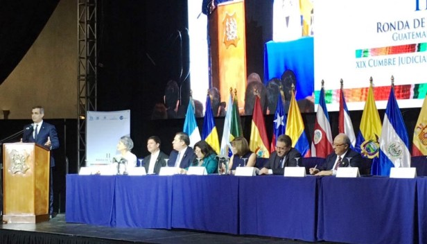 Gustavo Jalkh, presidente del Consejo Nacional de la Judicatura de Ecuador y secretario pro tempore de la Cumbre de Justicia Iberoamericana, durante su discurso inaugural de las II Rondas de Talleres, en Guatemala.