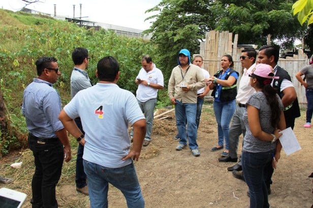 Técnicos ambientales de Manta y Montecristi inspeccionan un foco de contaminación en el cauce del Río Muerto. Manabí, Ecuador.