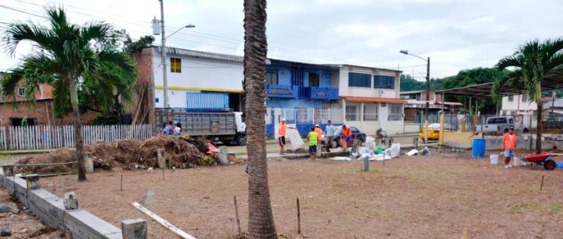Trabajos iniciales en la construcción de un parque público en Chone. Manabí, Ecuador.