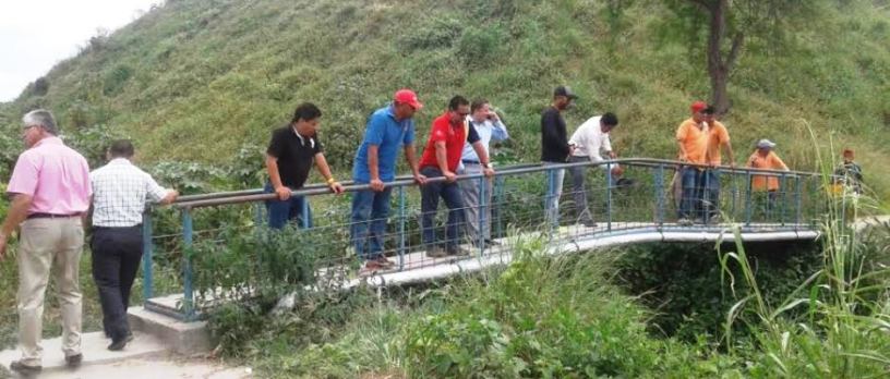 Técnicos ambientales de Manta y Montecristi observan los focos de contaminación del Río Muerto. Manabí, Ecuador.