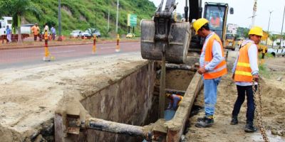 Instalaciòn de alcantarilla Miraflores - Lagunas de tratamiento, en Manta. Manabì, Ecuador.