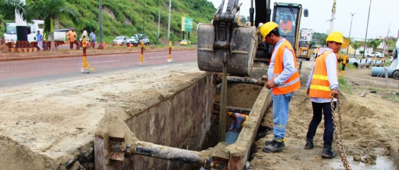 Instalaciòn de alcantarilla Miraflores - Lagunas de tratamiento, en Manta. Manabì, Ecuador.