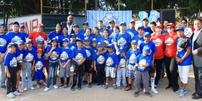 Dos exbeisbolistas de USA posan con niños aficionados de Manta. Manabí, Ecuador.