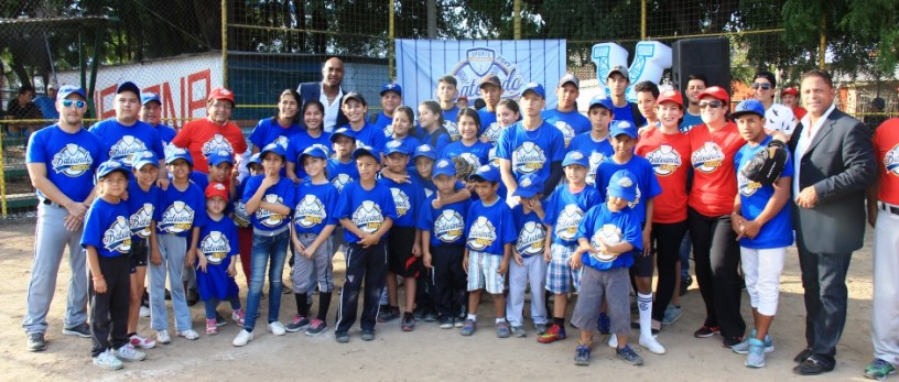 Dos exbeisbolistas de USA posan con niños aficionados de Manta. Manabí, Ecuador.