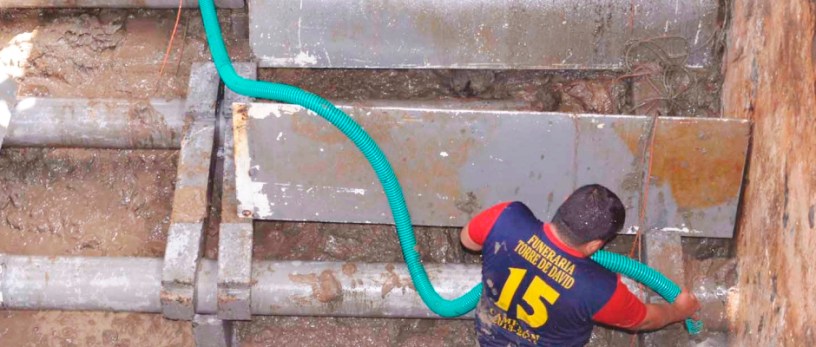 Un obrero retira el lodo acumulado en un decantador de la potabilizadora de agua de Chone. Manabí, Ecuador.