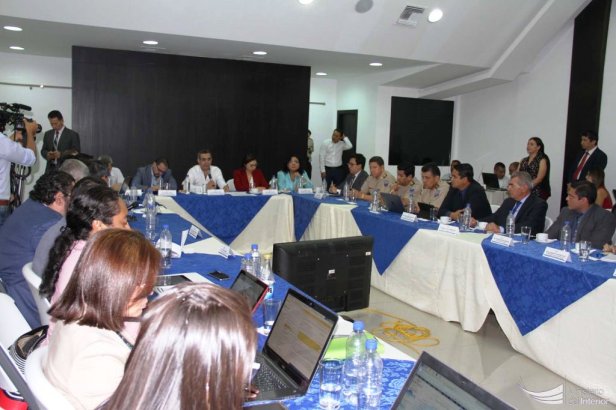 Mesa dee Justicia reunida en el salón de actos sociales de la Cámara de Comercio de Manta. Manabí, Ecuador.
