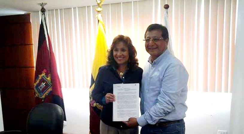 Alcalde de Montecristi y la gerente del BEDE muestran el contrato de crédito para mejorar calles. Manabí, Ecuador.