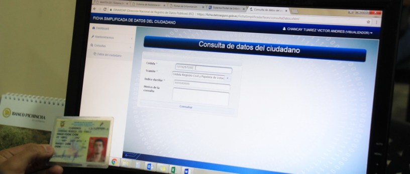 Pantalla de un monitor de computadora mostrando la página "Consulta de datos del ciudadano". Manabí, Ecuador.
